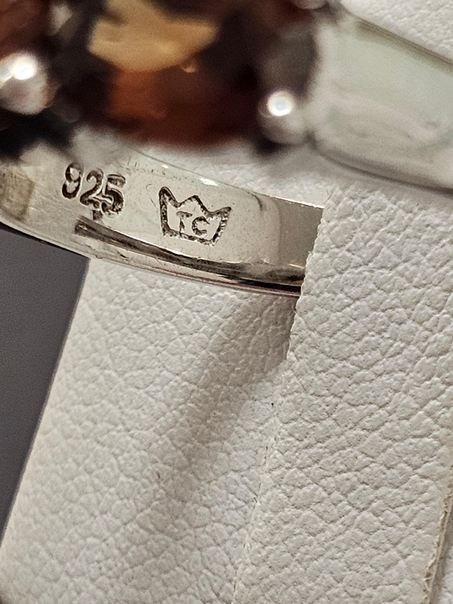 Sehr schöner Ring aus 925er Silber mit drei cognacfarbenen Steinen besetzt