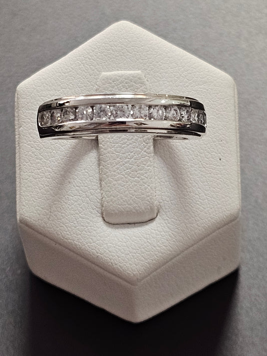 Ring aus 925er Silber mit 13 transparenten Steinen besetzt