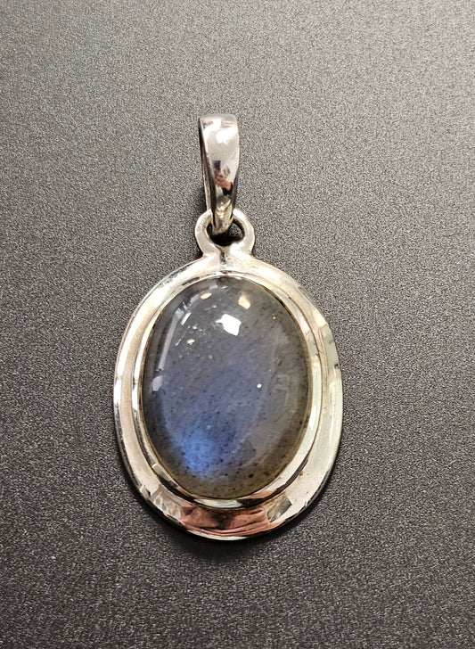 Schön verzierter Anhänger Silber 925 mit einem eingefassten Labradorit Edelstein