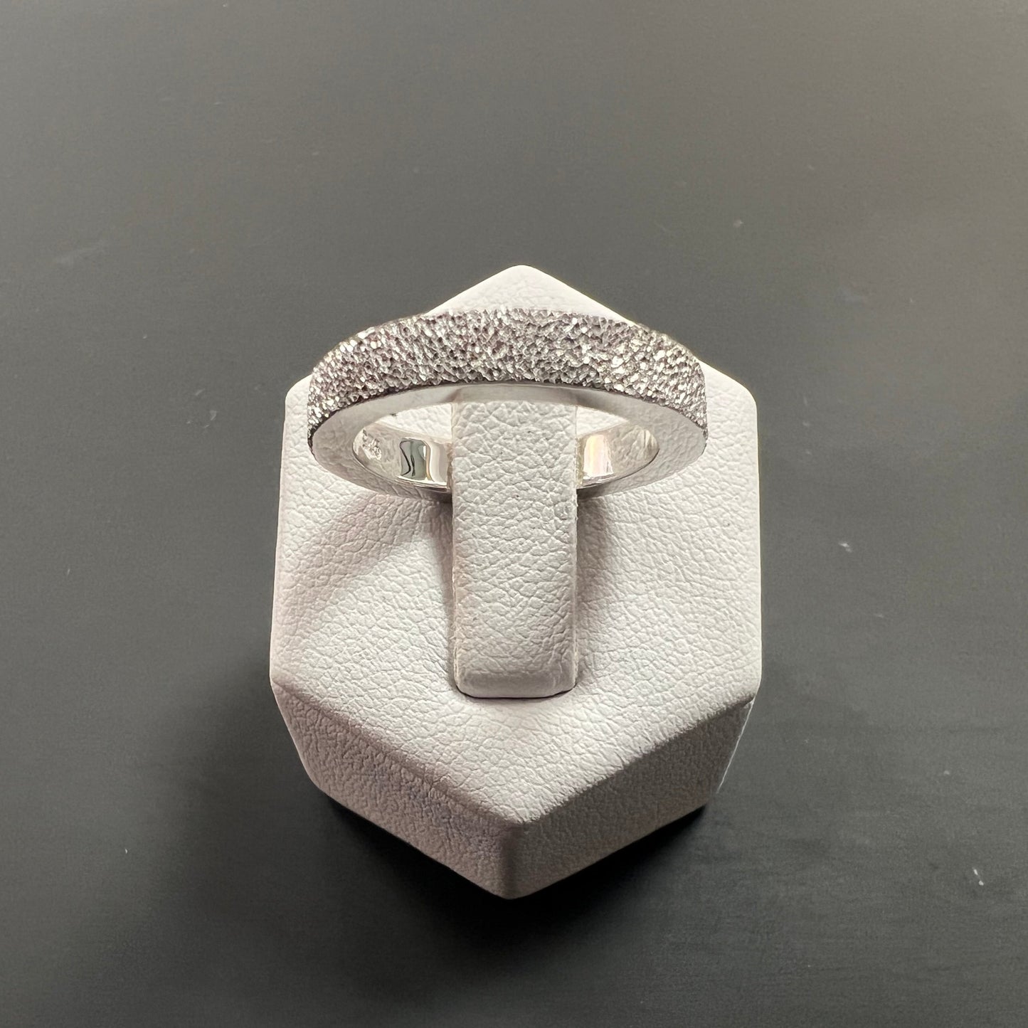 Ring aus 925er Silber mit diamantierter Oberfläche