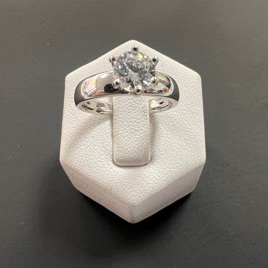 Ring aus 925er Silber mit einem in Brilliant-Schliff besetzten Zirkonia