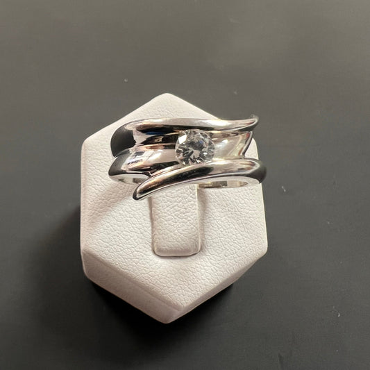Ring aus 925er Silber mit einem transparenten als Diamant geschliffenen Glasstein besetzt