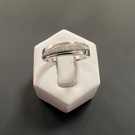 Ring aus 925er Silber mit teilweise diamantierter Oberfläche