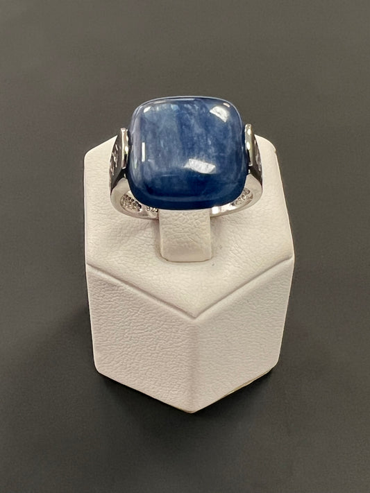 Sehr schöner Ring aus 925er Silber mit blauem Stein besetzt