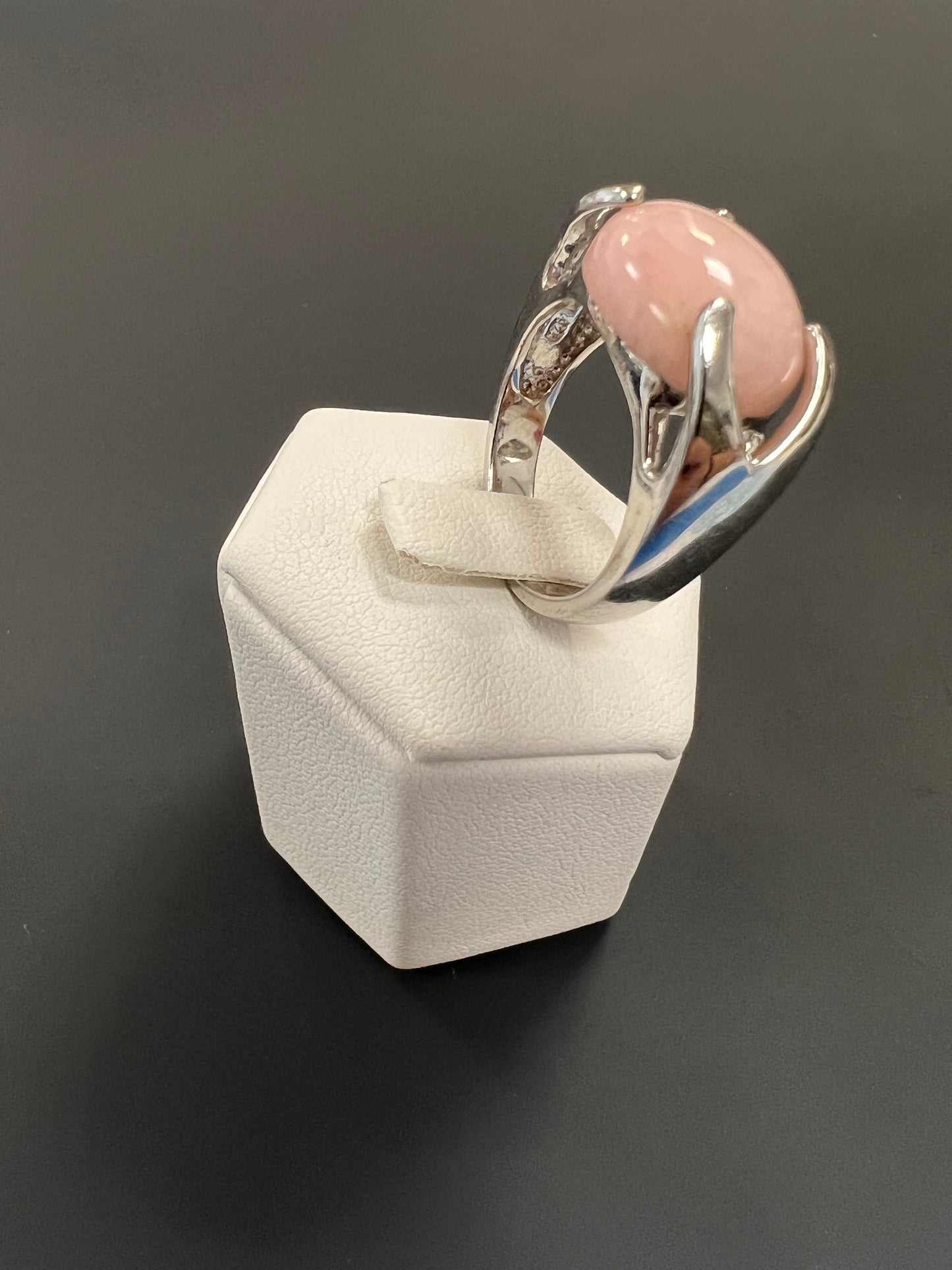 Sehr schöner Ring aus 925er Silber mit ovalem rosa Stein eingefasst