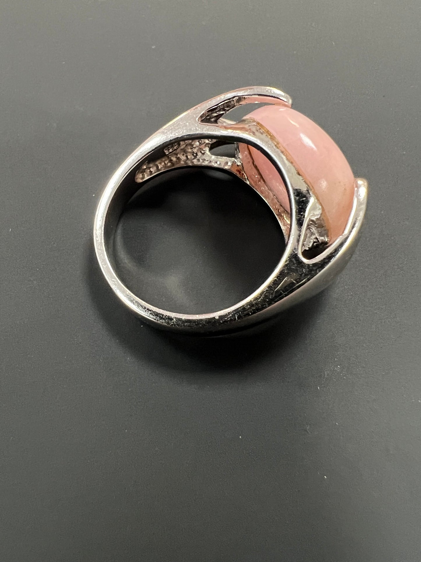 Sehr schöner Ring aus 925er Silber mit ovalem rosa Stein eingefasst