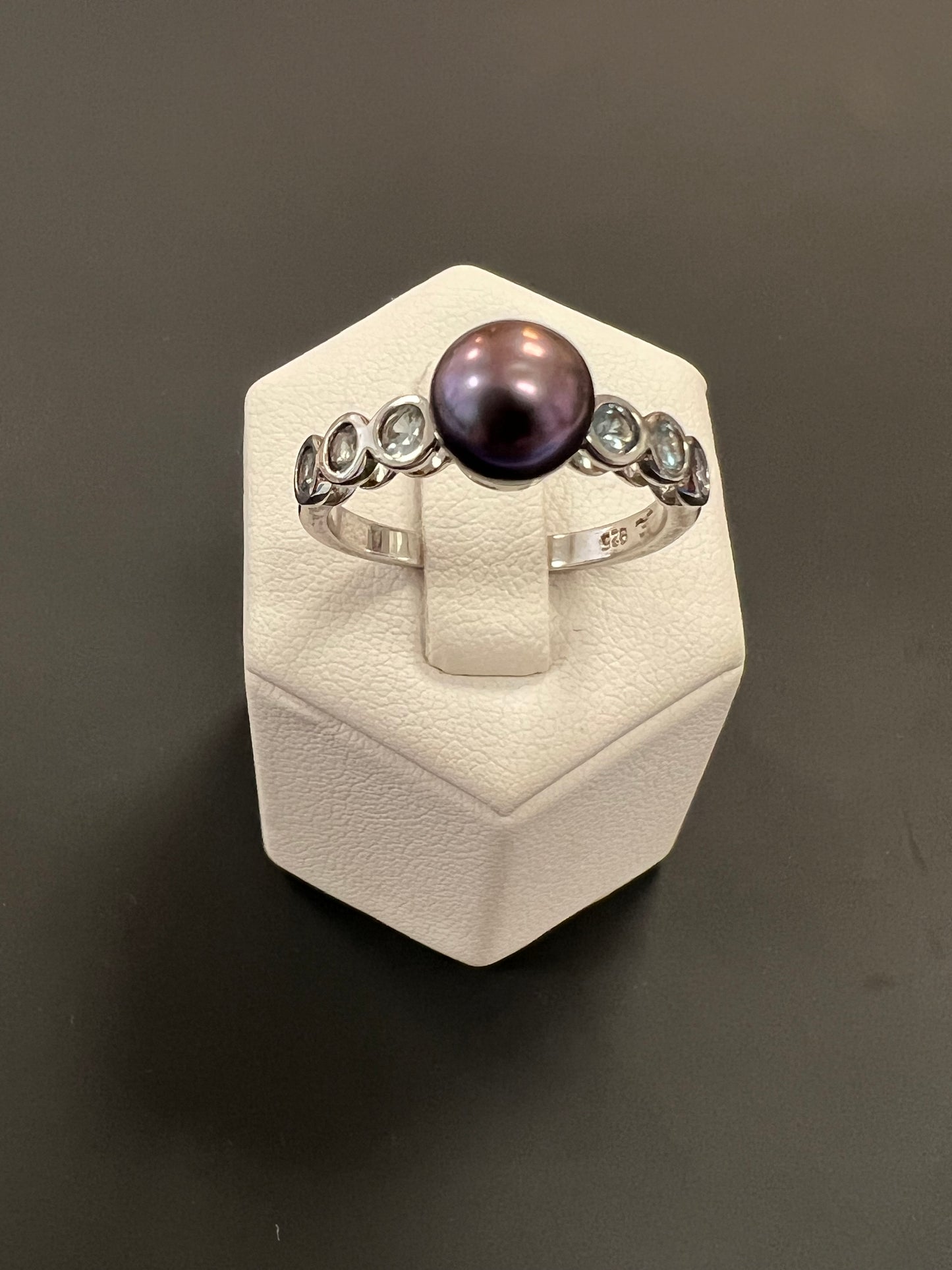 Sehr schöner Ring aus 925er Silber mit kleinen hellblauen Steinen und einer Perle schimmernd in dunkellila