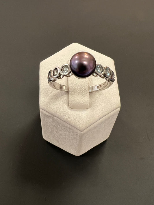 Sehr schöner Ring aus 925er Silber mit kleinen hellblauen Steinen und einer Perle schimmernd in dunkellila