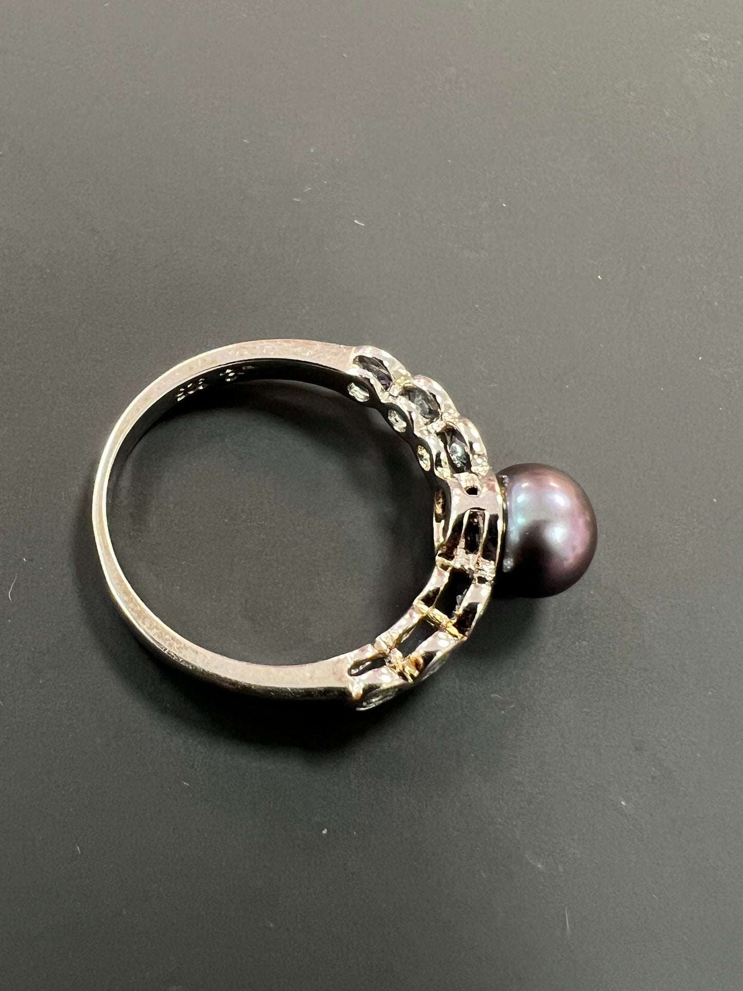 Sehr schöner Ring aus 925er Silber mit kleinen hellblauen Steinen und einer Perle schimmernd in dunkellila