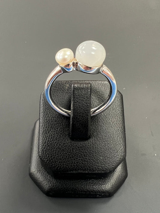Sehr schöner Ring aus 925er Silber mit zwei cremefarbenen Perlen besetzt