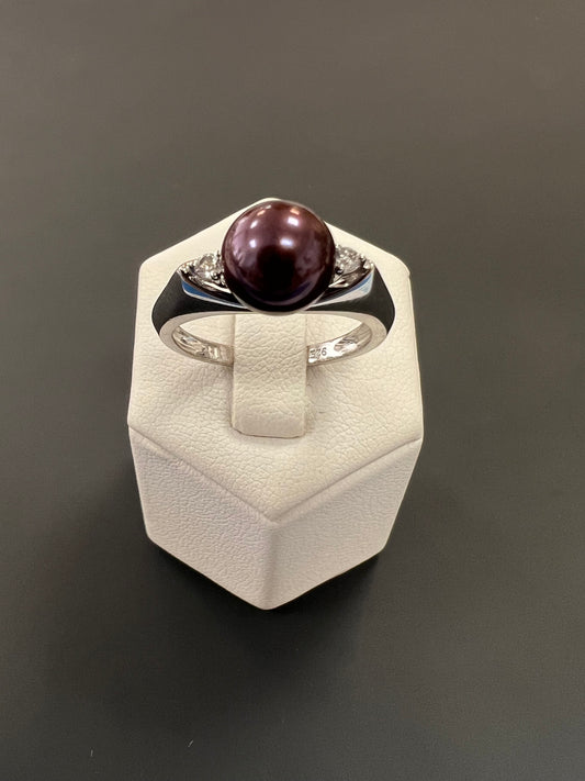Sehr schöner Ring aus 925er Silber mit einer lilafarbenen Perle
