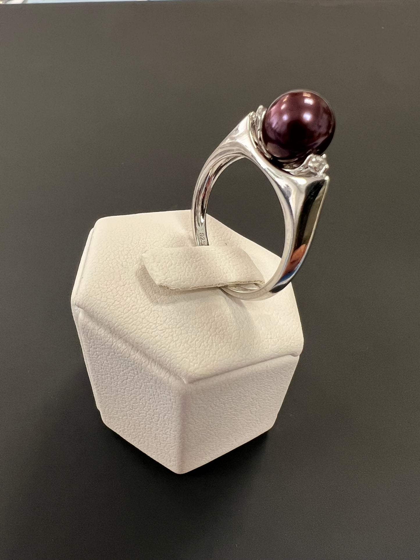 Sehr schöner Ring aus 925er Silber mit einer lilafarbenen Perle