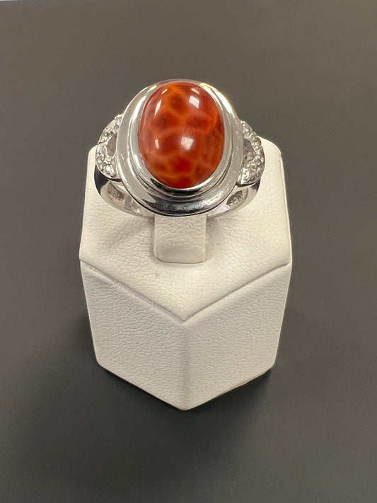 Sehr schöner Ring aus 925er Silber mit einem orangeroten Stein in ovaler Form besetzt