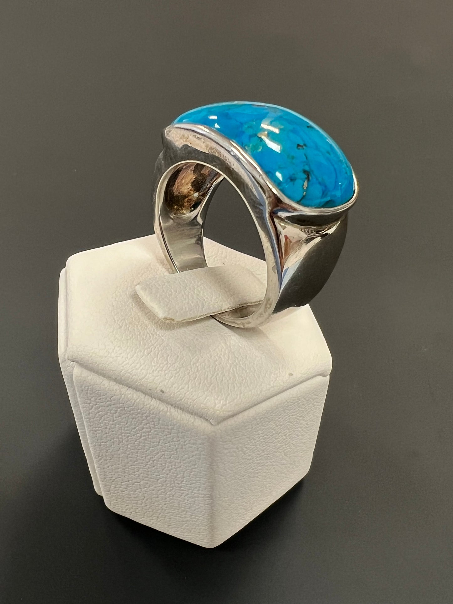 Sehr schöner Ring aus 925er Silber mit einem Türkisblauen Stein besetzt