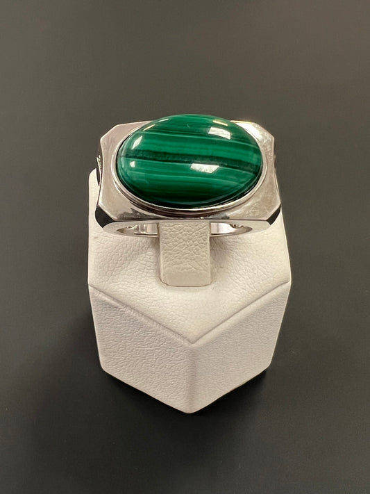Sehr schöner Ring aus 925er Silber mit grünem Stein besetzt