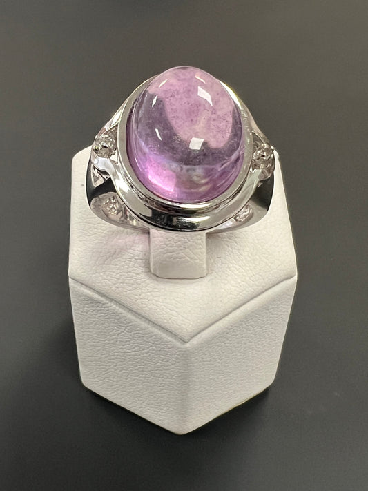 Sehr schöner Ring aus 925er Silber mit ovalem lila Stein besetzt