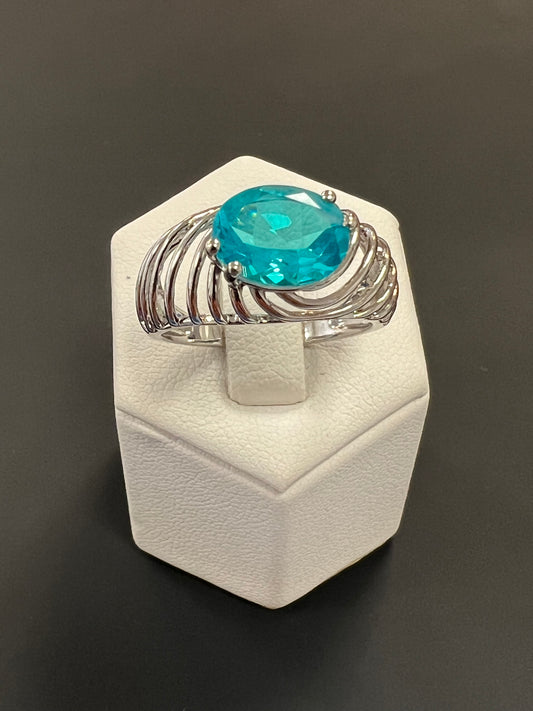 Sehr schöner Ring aus 925er Silber mit hellblauem ovalem Stein