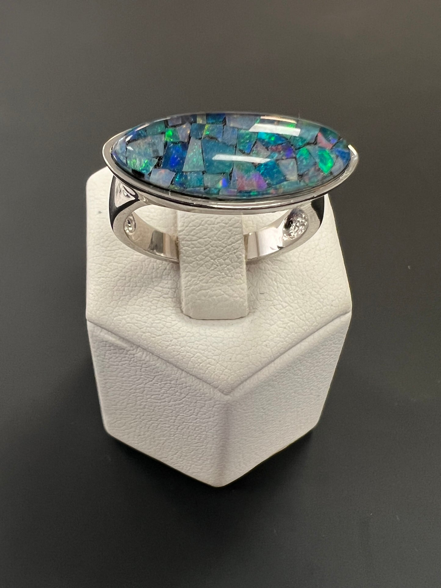 Sehr schöner Ring aus 925er Silber mit eingefasstem Mosaikstein in verschiedenen Blautönen