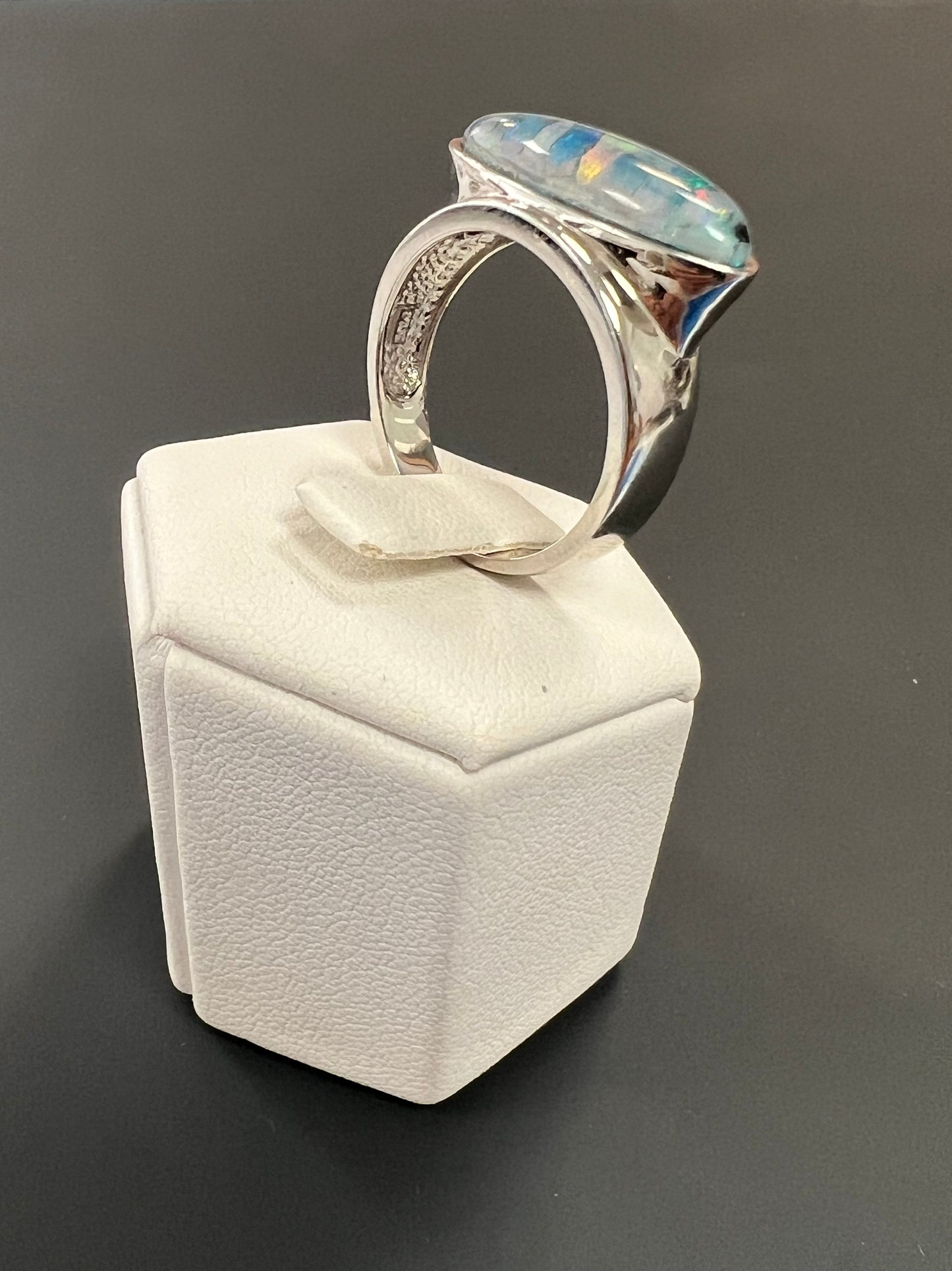 Sehr schöner Ring aus 925er Silber mit eingefasstem Mosaikstein in verschiedenen Blautönen