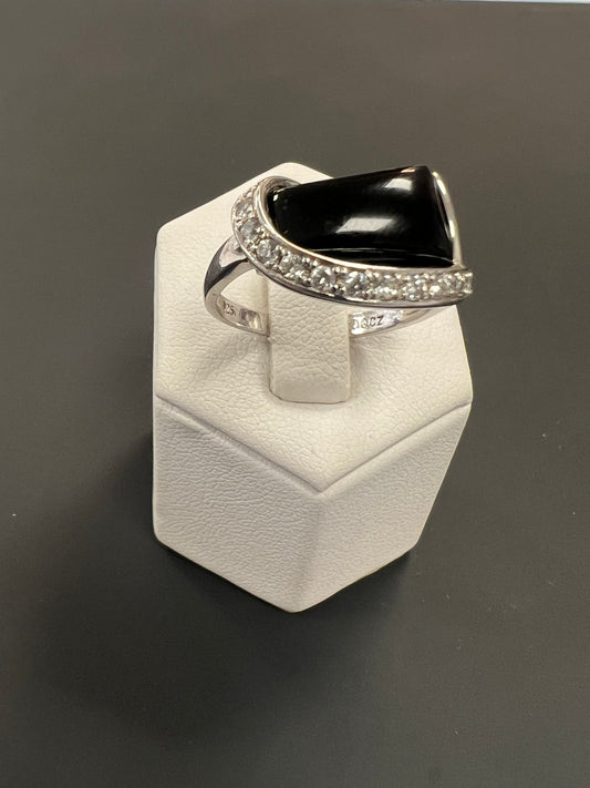 Sehr schöner Ring aus 925er Silber mit schwarzem Stein und Zirkonia besetzt