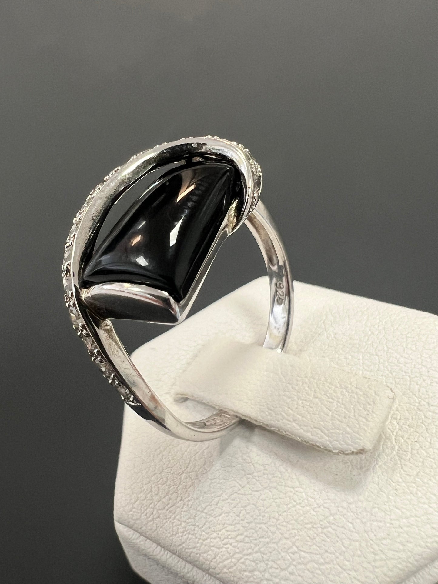 Sehr schöner Ring aus 925er Silber mit schwarzem Stein und Zirkonia besetzt