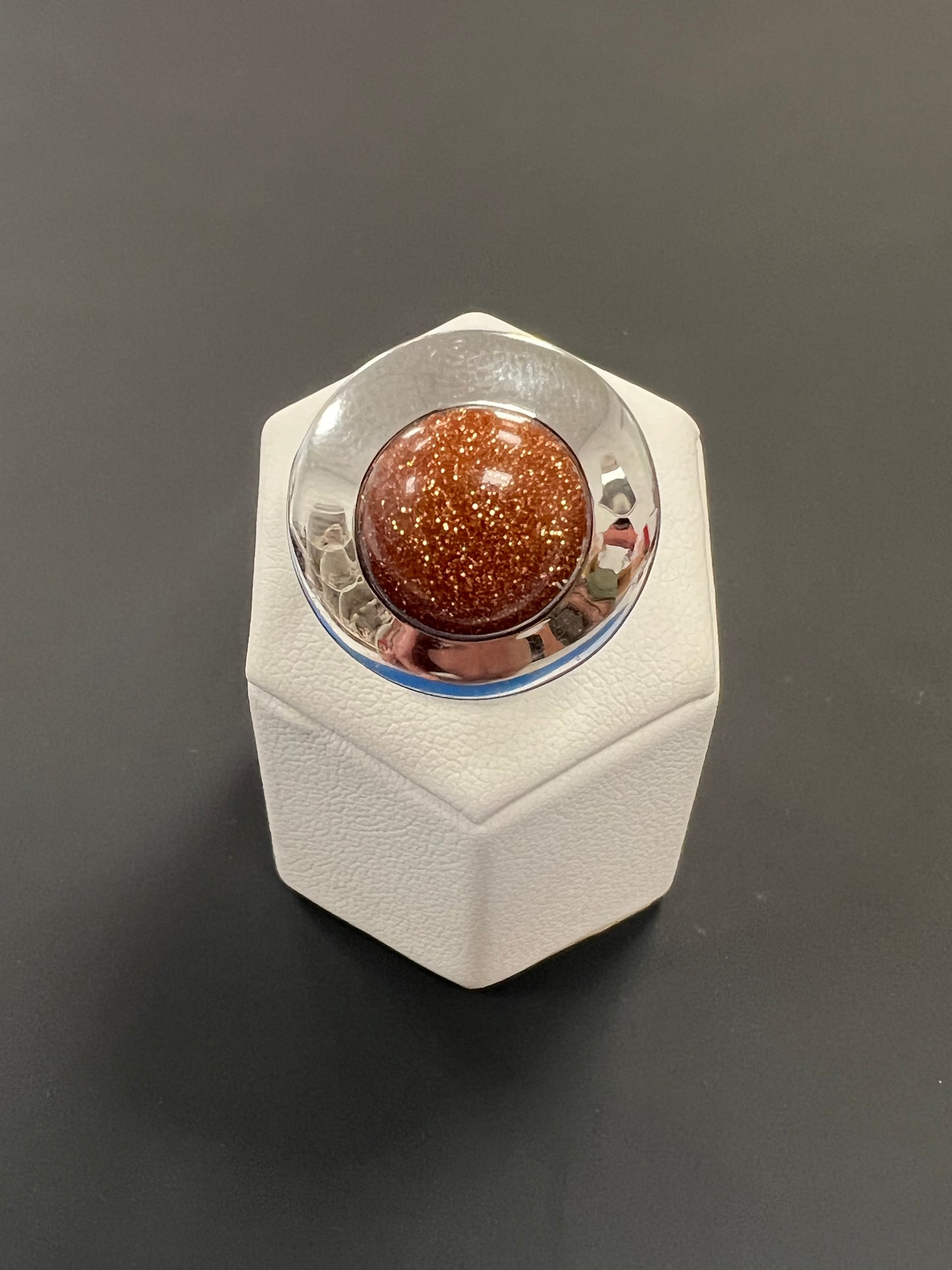 Sehr schöner Ring aus 925er Silber mit orangefarbenem Stein
