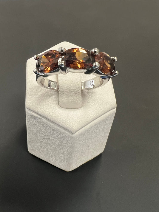 Sehr schöner Ring aus 925er Silber mit drei cognacfarbenen Steinen besetzt