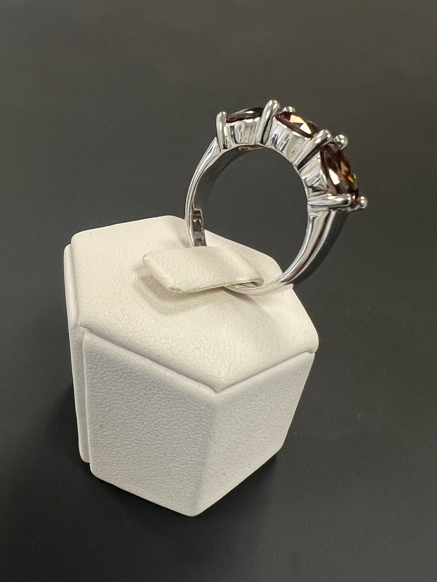 Sehr schöner Ring aus 925er Silber mit drei cognacfarbenen Steinen besetzt