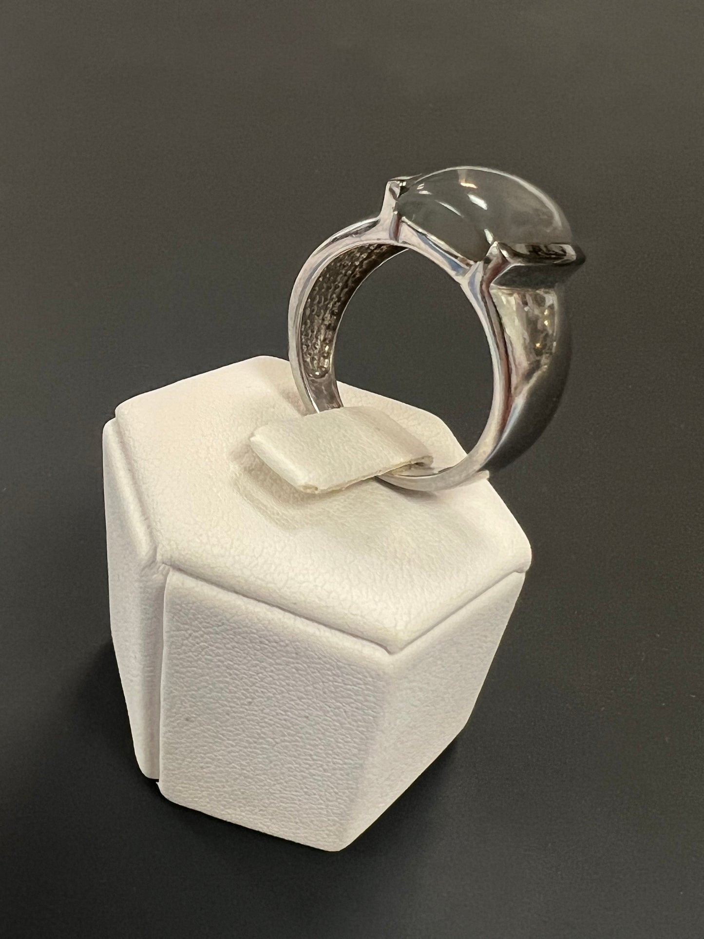 Sehr schöner Ring aus 925er Silber mit rauchgrauem Stein besetzt