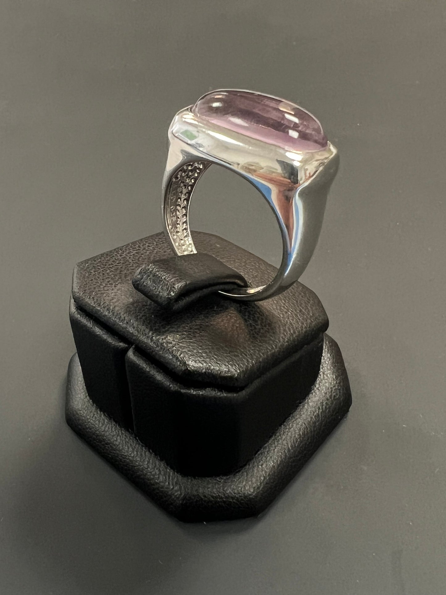 Sehr schöner Ring aus 925er Silber mit zartrosa Stein besetzt
