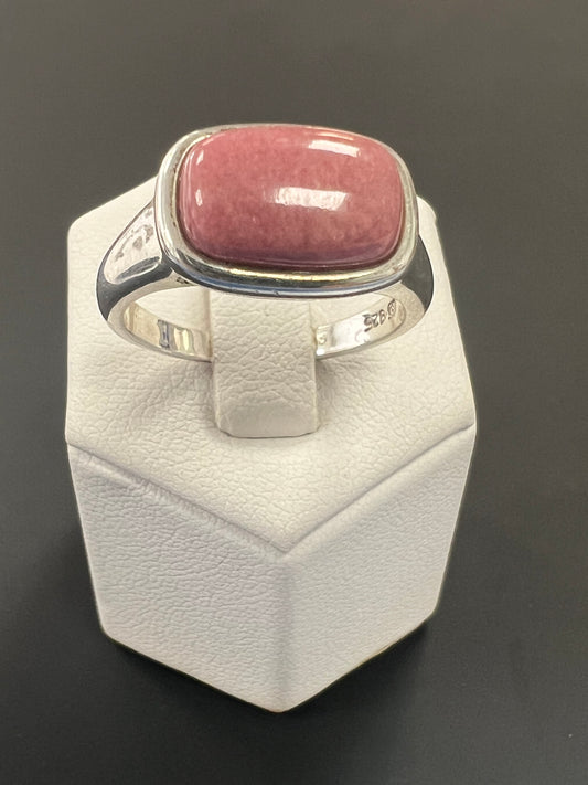 Sehr schöner Ring aus 925er Silber mit rosafarbenem Stein besetzt
