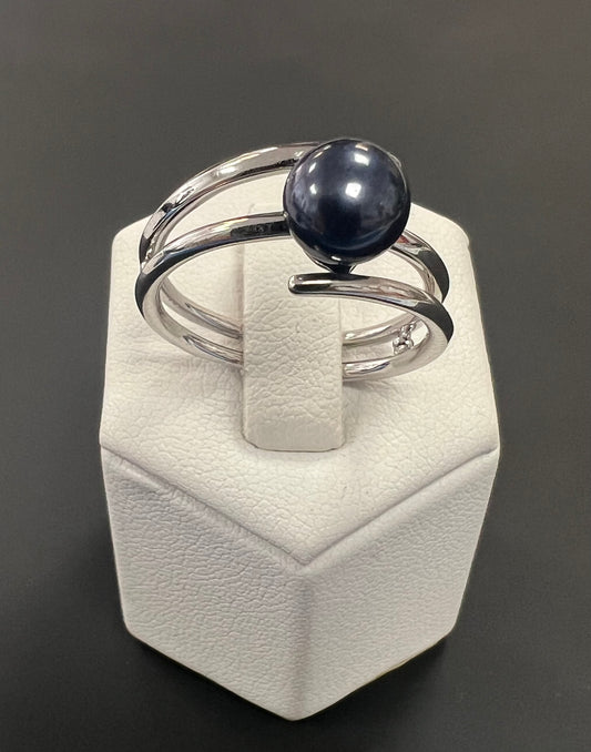Sehr schöner Ring aus 925er Silber mit dunkelblauer Perle besetzt